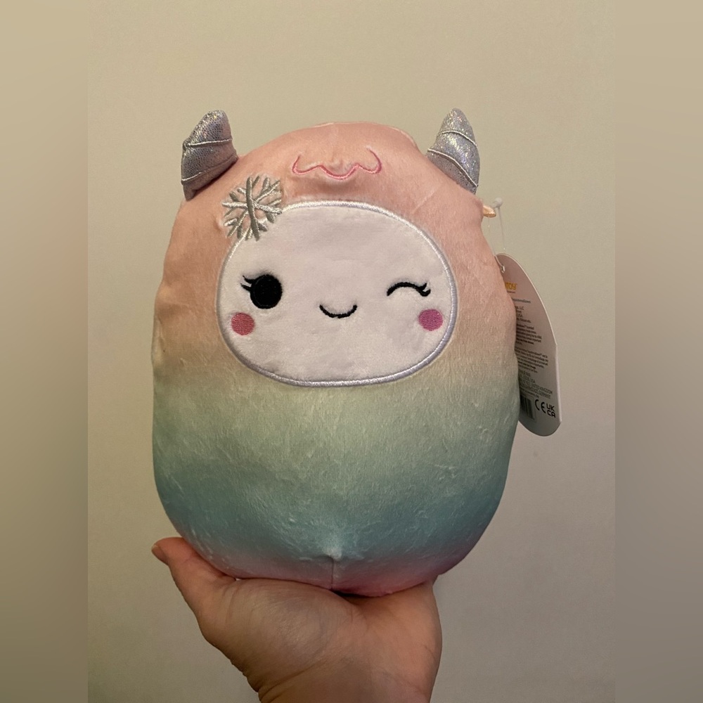 Yara the yeti holiday Squishmallow 7”